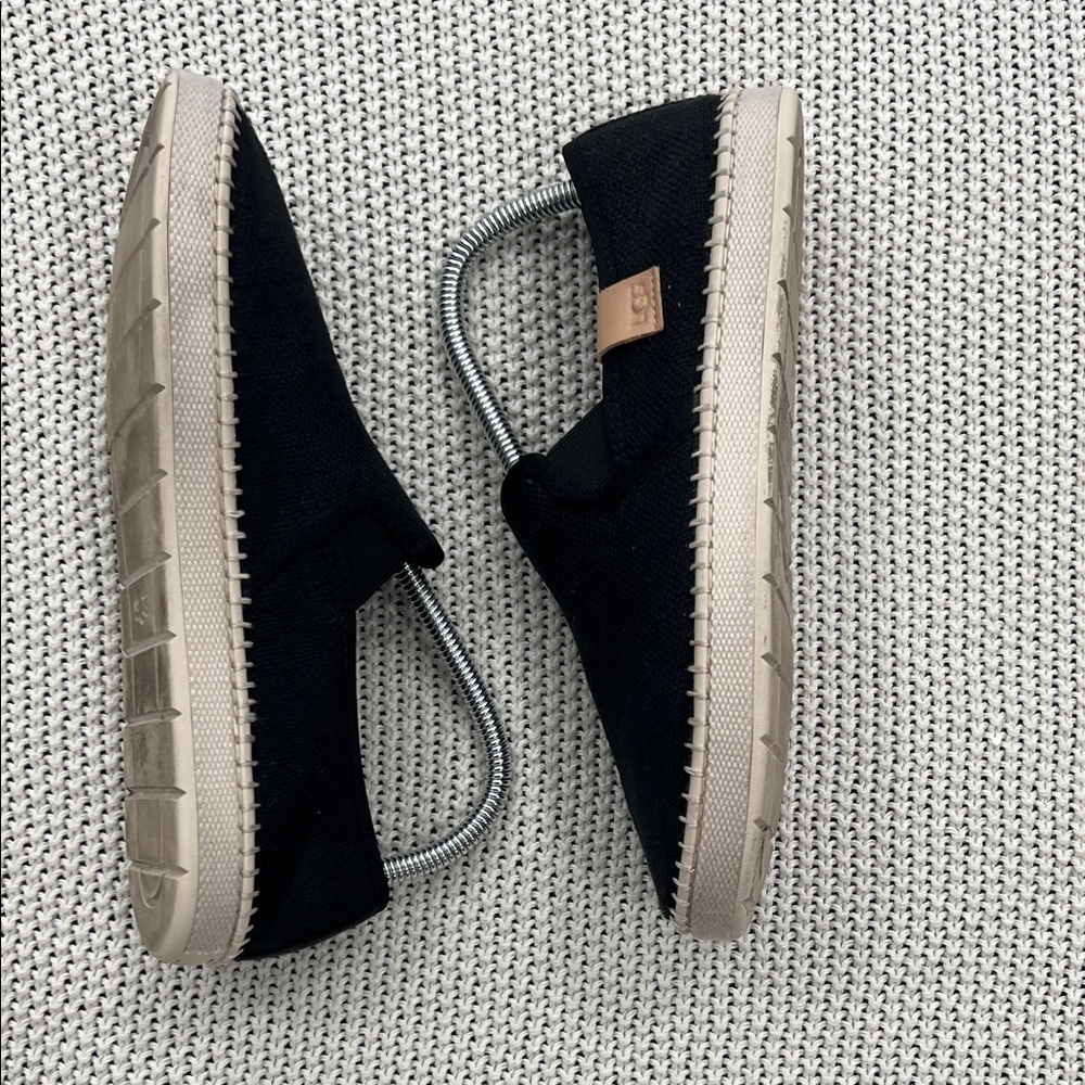 UGG woman’s Black and Tan Casual Slip-Ons - Picture 9 of 12